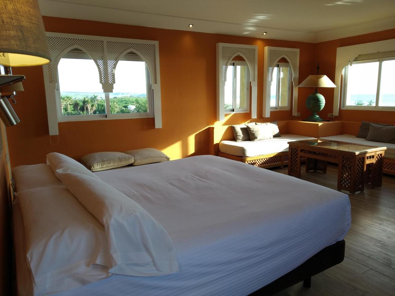 Beach Hotel Dos Mares Тарифа Экстерьер фото